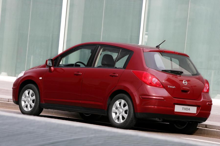  Nissan Tiida 2005 года  (фото 24 из 52)